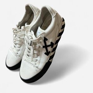 Off-White Men's White and Cream shoes